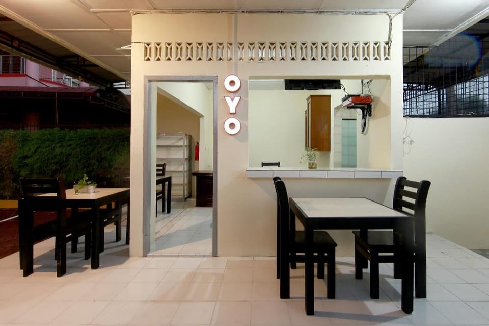 OYO 1332 Almonsari Residence Hotel in Indonesia
