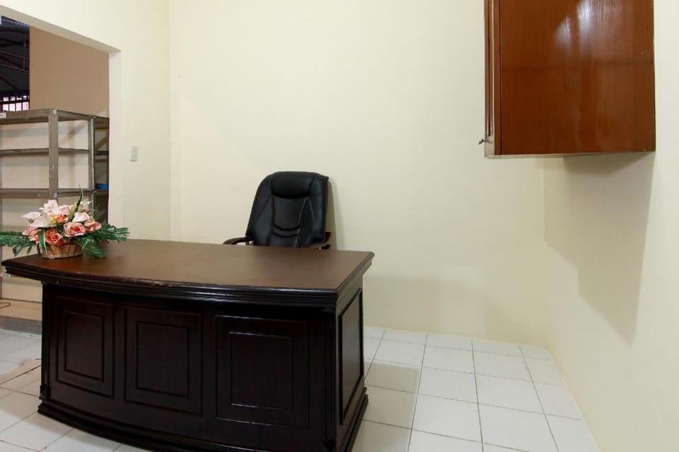 OYO 1332 Almonsari Residence Hotel in Indonesia