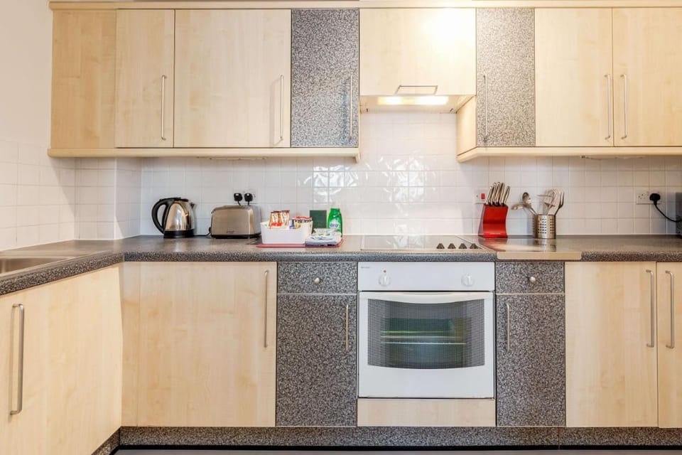 Roomspace Serviced Apartments- Regents Court Apartment in Kingston upon Thames