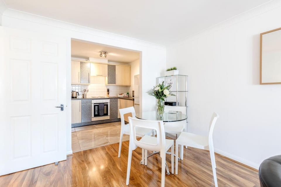 Roomspace Serviced Apartments- Regents Court Apartment in Kingston upon Thames