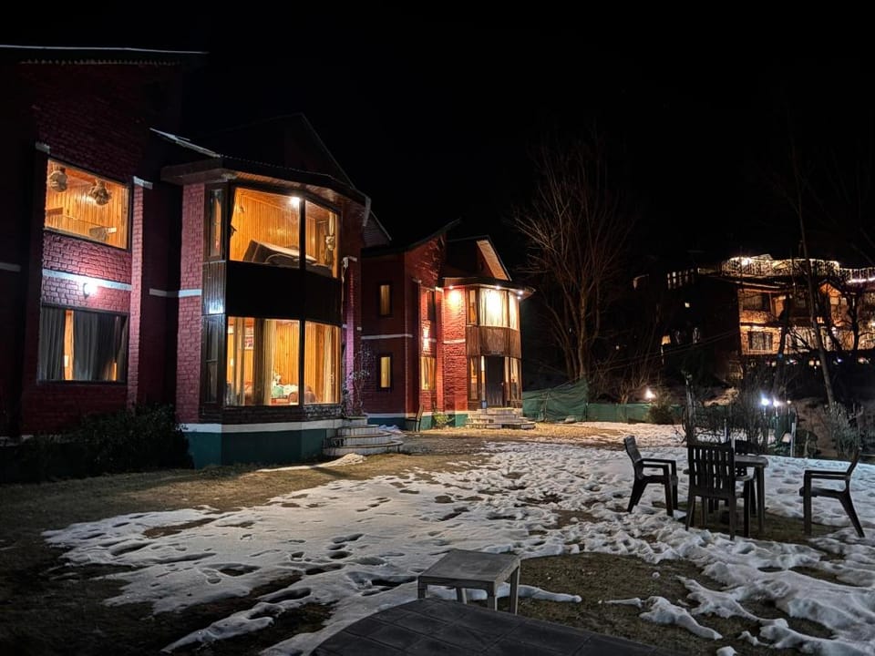 THE PINUS RESORT Hotel in Punjab