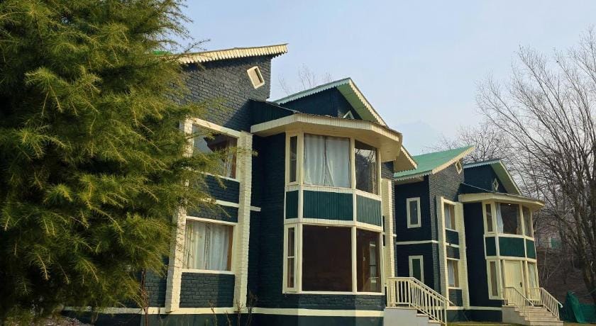 THE PINUS RESORT Hotel in Punjab