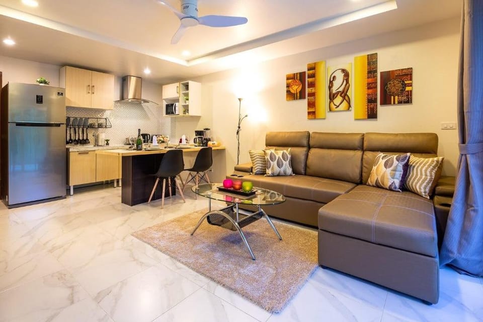 Beachfront 5 Bed apartment with pool & jacuzzi Apartment in Wichit