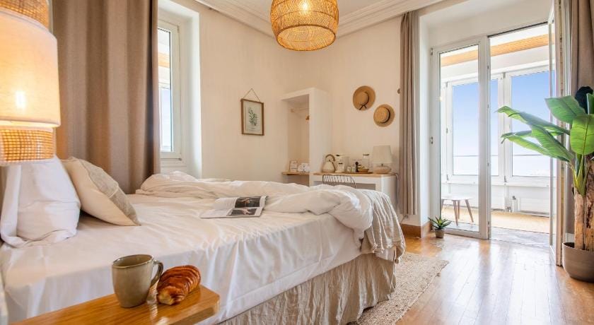 Far Out Inn Pension Bed and Breakfast in San Sebastian