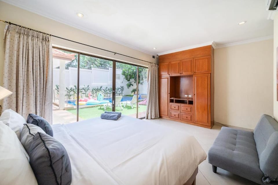 Fairy Hill Pool Villa 5 Bedroom 900 m to  Beach  Villa in Pattaya City