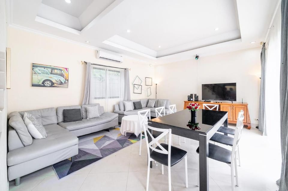 Fairy Hill Pool Villa 5 Bedroom 900 m to  Beach  Villa in Pattaya City
