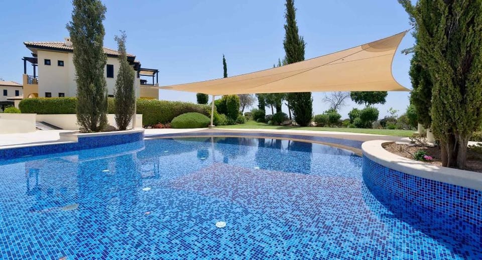 Apartment 'A12' with stunning golf views and communal pool, Aphrodite Hills Resort Apartment in Kouklia