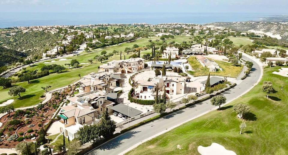 Apartment 'A12' with stunning golf views and communal pool, Aphrodite Hills Resort Apartment in Kouklia