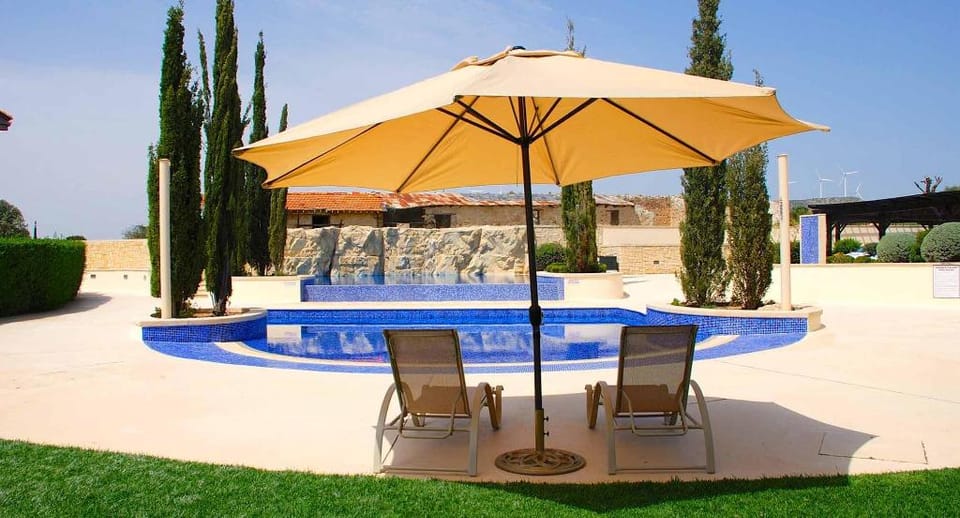 Apartment 'A12' with stunning golf views and communal pool, Aphrodite Hills Resort Apartment in Kouklia