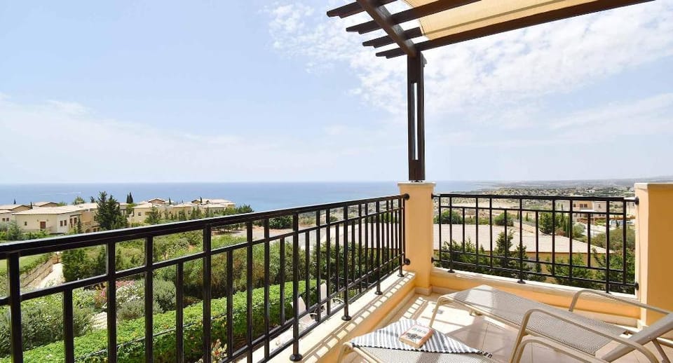 Fantastic sea views - first floor apartment CC11 on Theseus Village, Aphrodite Hills Resort Apartment in Kouklia