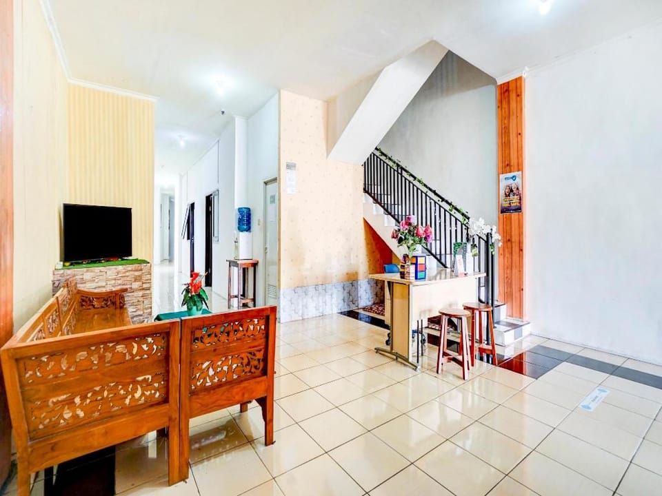OYO Flagship 90502 Holistay Malang New Hotel in East Java