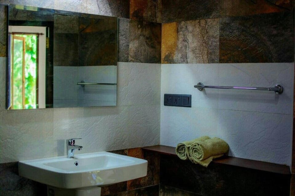 Villa Fiori ~ Deluxe Room-12% Discount Villa in Hikkaduwa