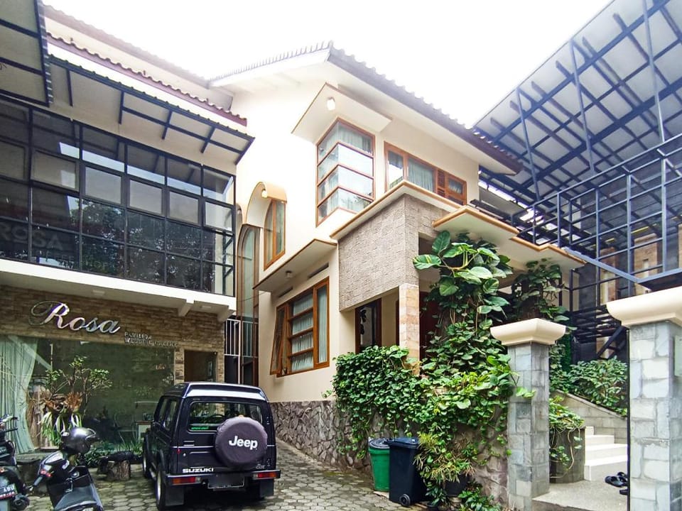 Rosa Pavilion Syariah near UMM Redpartner Hotel in East Java
