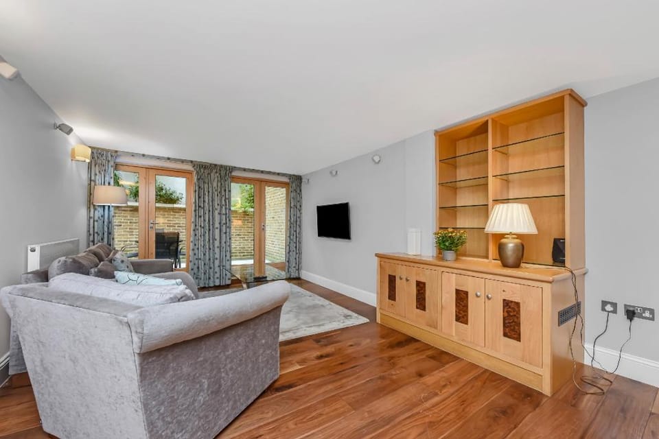 Spacious two bedroom apartment with private patio Apartment in London Borough of Islington