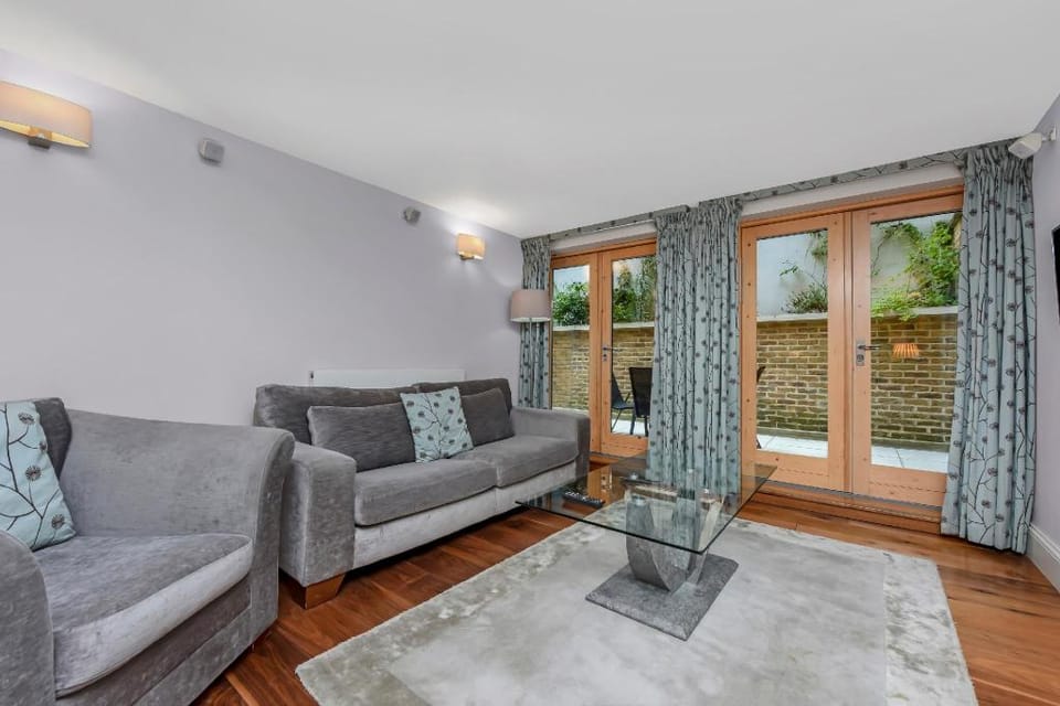 Spacious two bedroom apartment with private patio Apartment in London Borough of Islington