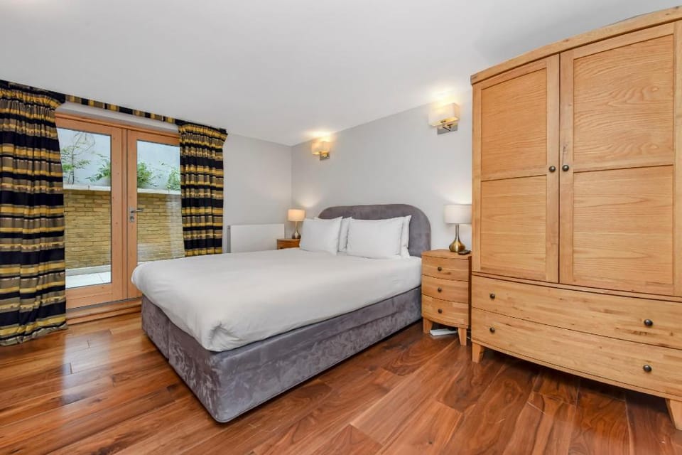 Spacious two bedroom apartment with private patio Apartment in London Borough of Islington