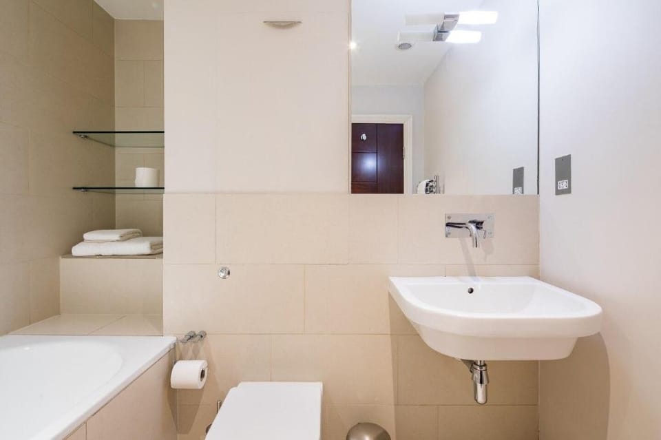 Large family apartment with terrace Apartment in London Borough of Islington