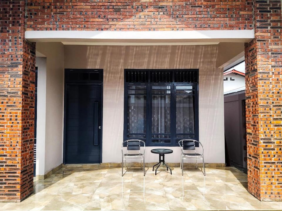 Rumah Tropis di tengah kota Medan Vacation rental in Indonesia