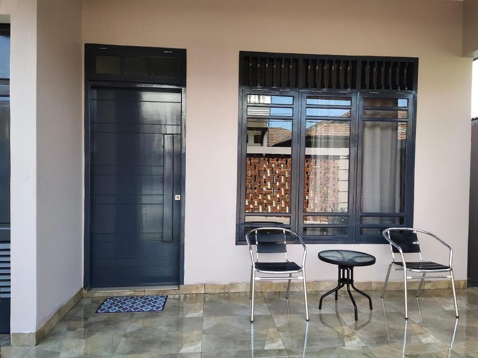 Rumah Tropis di tengah kota Medan Vacation rental in Indonesia