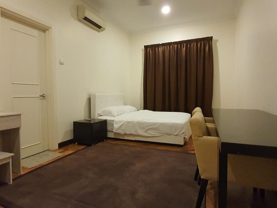 Paradise Hideout - Bungalow at Ara Damansara PJ Fully Equipped Vacation rental in Petaling Jaya