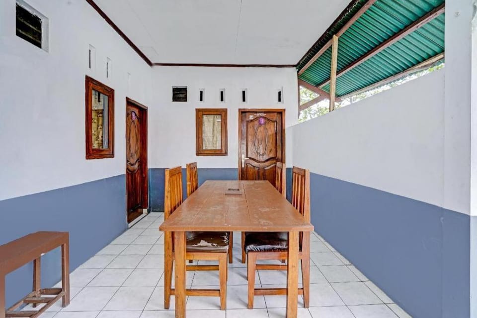 OYO 90405 Penginapan Sasti Kuningan Hotel in West Java