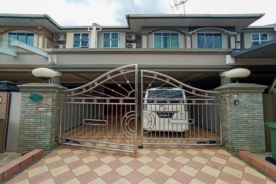 OYO 90216 Sunny Hill Homestay Vacation rental in Kuching