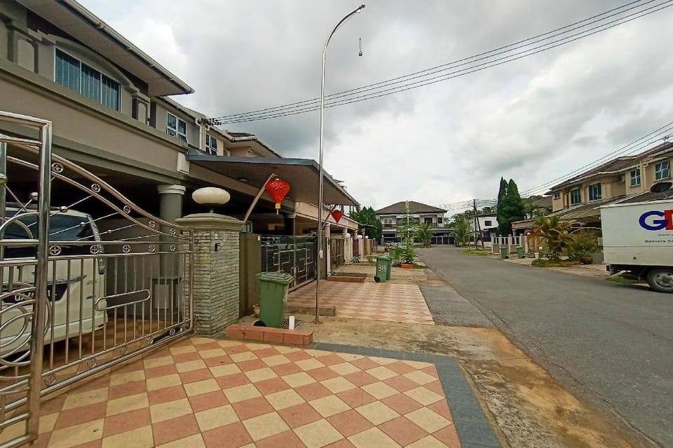 OYO 90216 Sunny Hill Homestay Vacation rental in Kuching