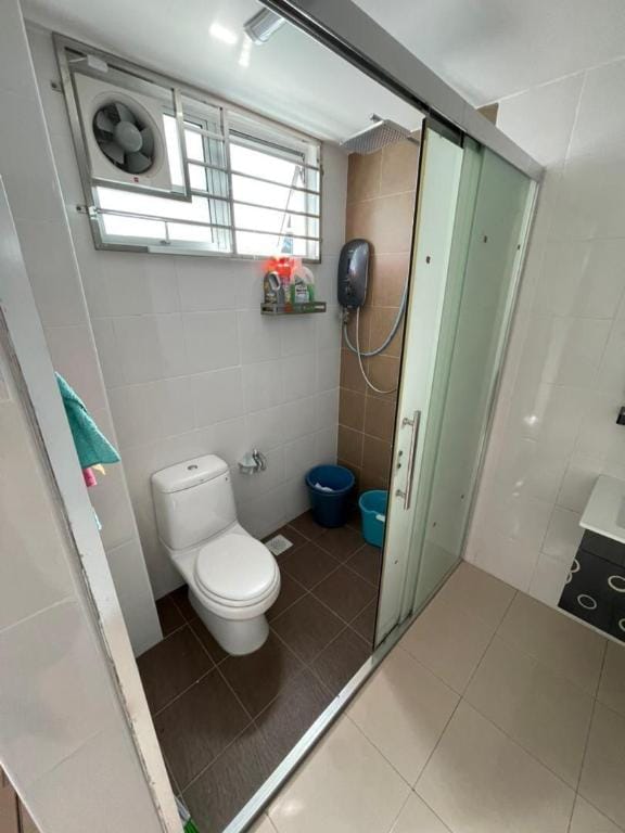Entire 4 BDR White cottage homestay Yong Peng Vacation rental in Johor