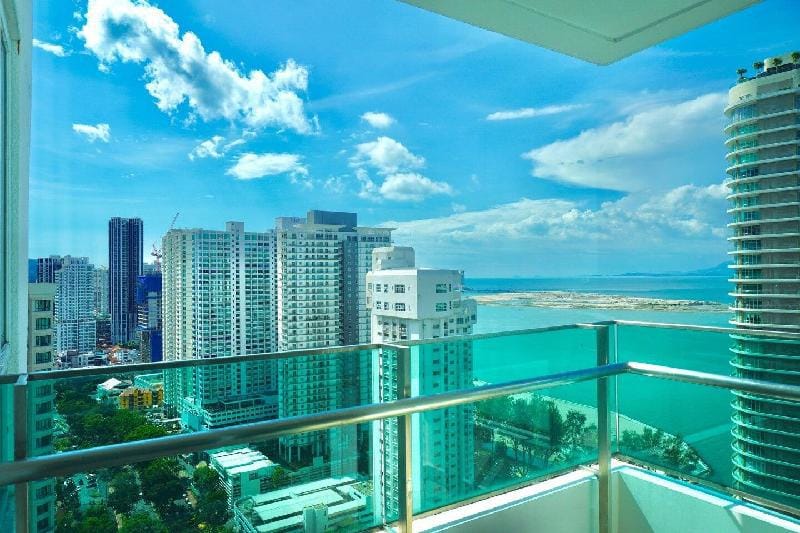 Fantastic Seaview 2B2R #BigSmartTV#Netflix #Gurney Apartment in George Town