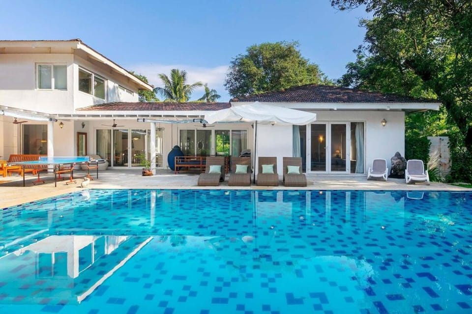 Hamptons Charm by StayVista with Pool, & lawn Villa in Maharashtra