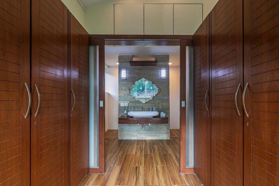 Hamptons Charm by StayVista with Pool, & lawn Villa in Maharashtra