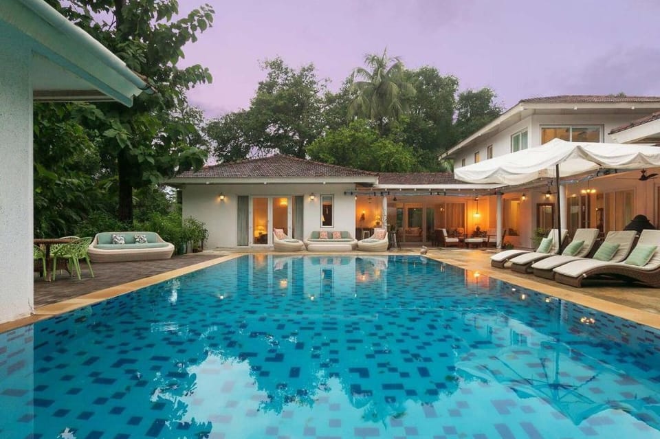 Hamptons Charm by StayVista with Pool, & lawn Villa in Maharashtra