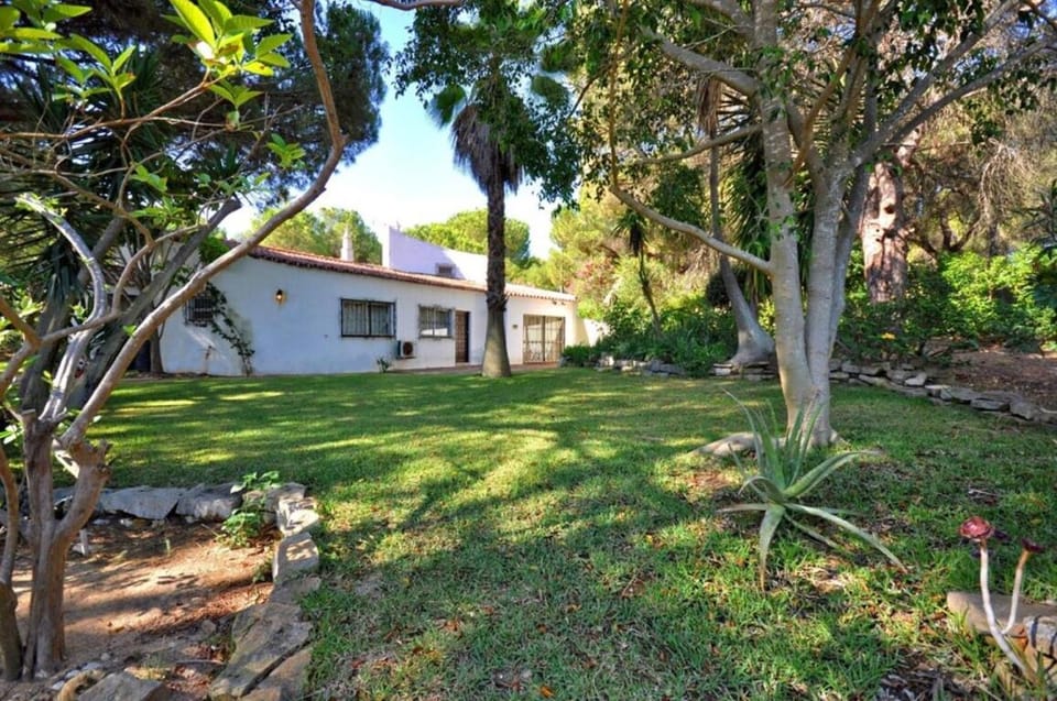 Fantastic outdoor area, private pool, Tennis Court Golf Practice Facility Villa in Faro District