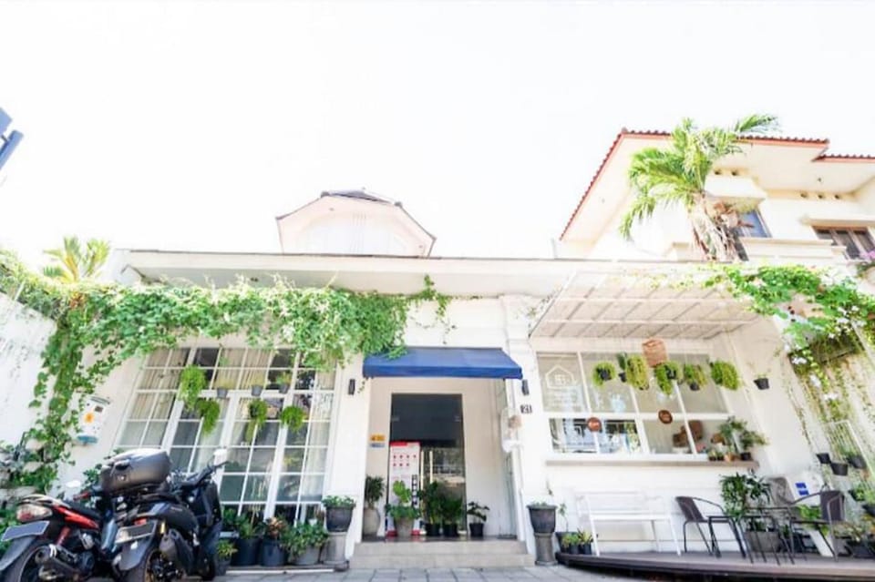 Rumah Teuku Umar Mitra RedDoorz Hotel in Surabaya