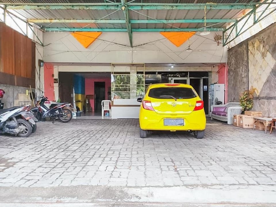 Yellow Sapphire RedPartner near Mayjend Sungkono Hotel in Surabaya