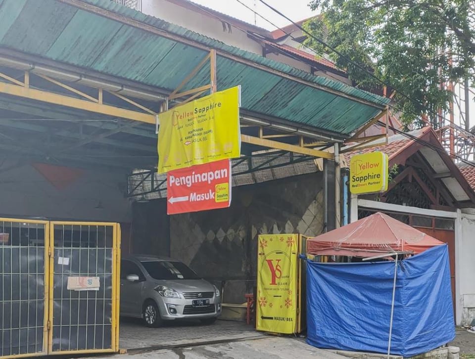 Yellow Sapphire RedPartner near Mayjend Sungkono Hotel in Surabaya
