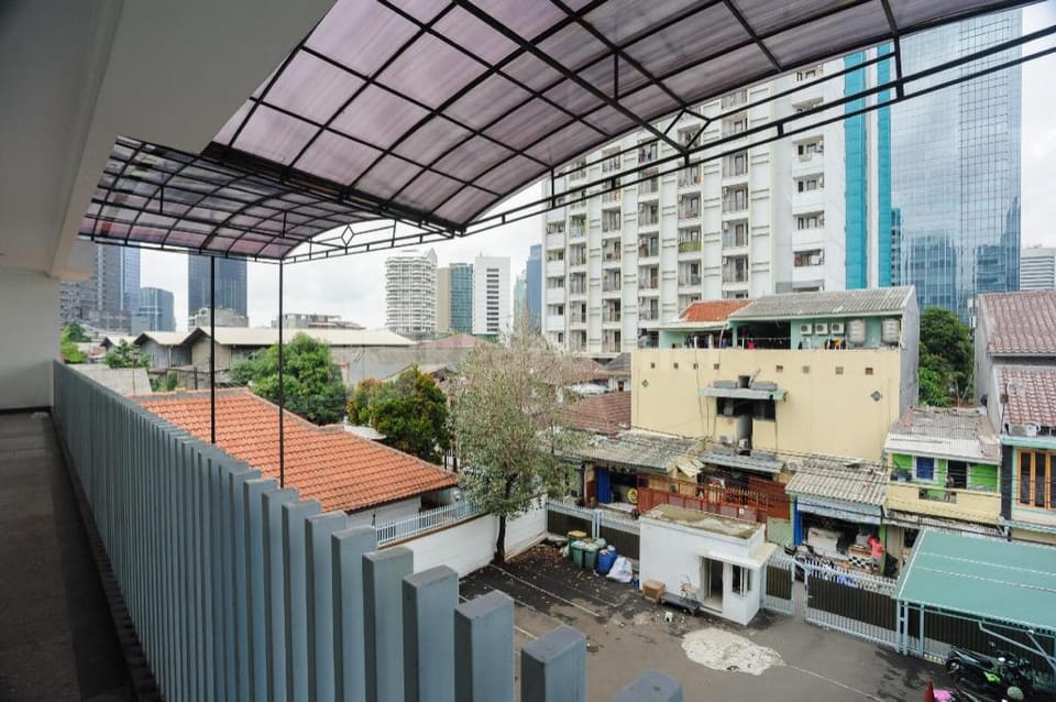 Family Residence Mitra RedDoorz Hotel in South Jakarta City
