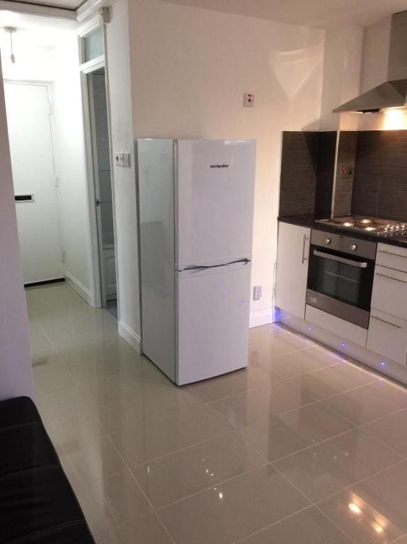 Small Modern Comfortable 2 Bedroom Apartment cmyr Apartment in Hayes