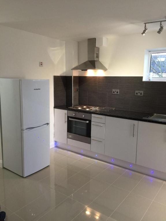 Small Modern Comfortable 2 Bedroom Apartment cmyr Apartment in Hayes