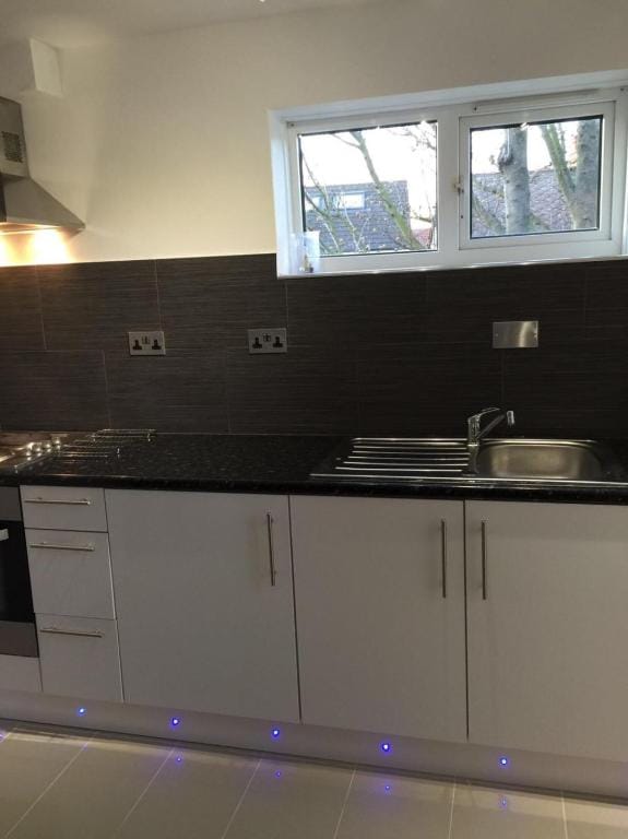 Small Modern Comfortable 2 Bedroom Apartment cmyr Apartment in Hayes