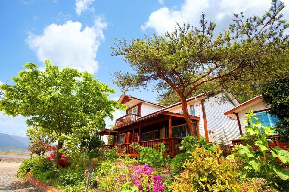 Manripo Seokyangeui Chueok Pension Bed and Breakfast in South Korea