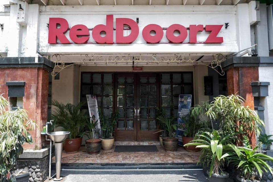 RedDoorz near WaterBoom Lippo Cikarang Hotel in West Java