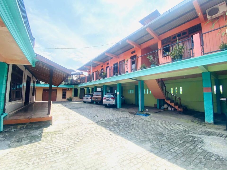 Hotel Gerung 1 near Alun Alun Nganjuk Mitra RedDoorz Hotel in East Java
