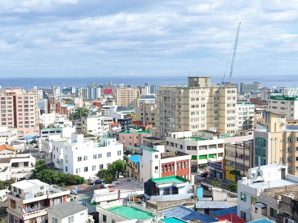 Arapalace No602(2bed)-공항인근,오션시티뷰,동문시장 10분,취사/세탁가능 Apartment in South Korea