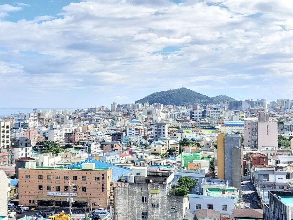 Arapalace No602(2bed)-공항인근,오션시티뷰,동문시장 10분,취사/세탁가능 Apartment in South Korea