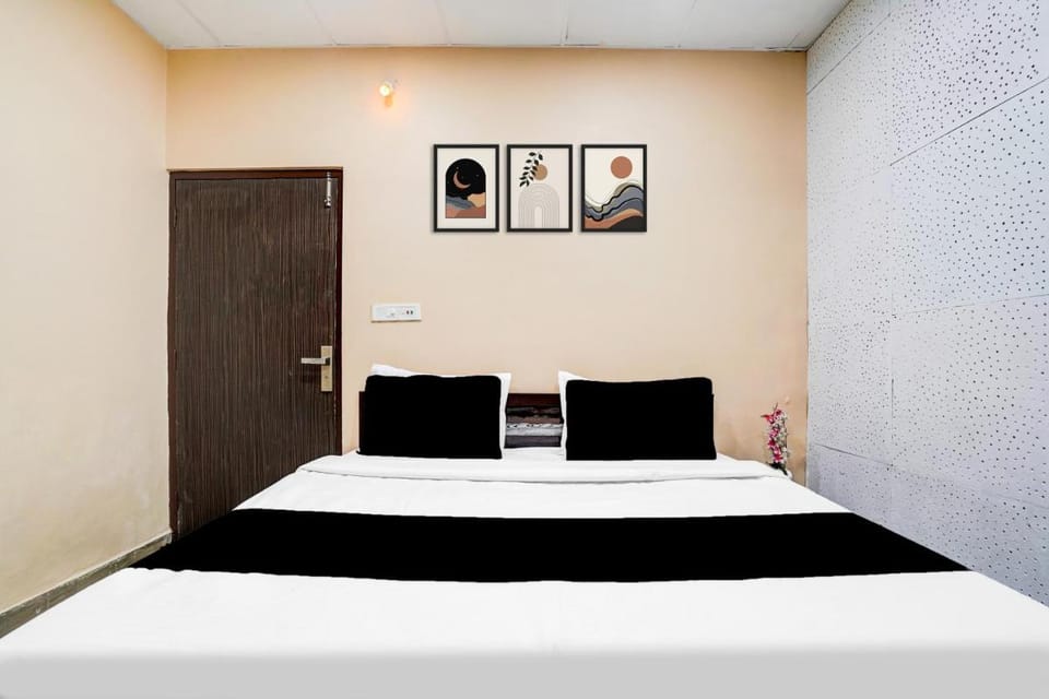 Super Collection O Burlton Park Jalandhar Formerly Hotel R1 Inn Hotel in Punjab, India