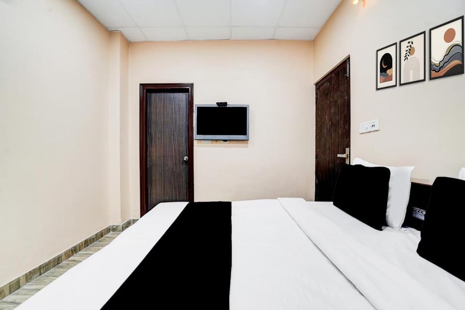 Super Collection O Burlton Park Jalandhar Formerly Hotel R1 Inn Hotel in Punjab, India