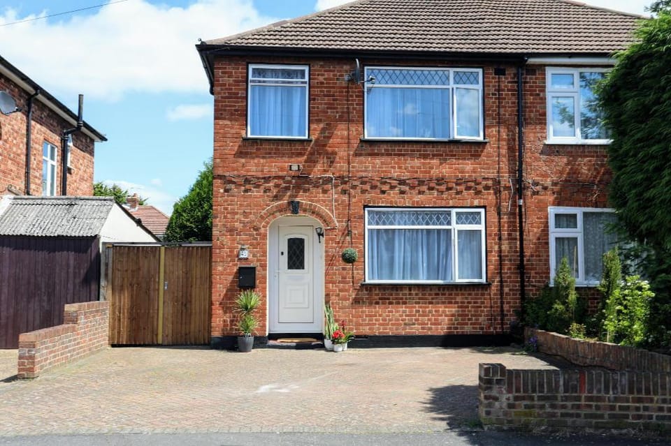 Classic 3Bed/2Bath House w/Garden Free WiFi / Parking Vacation rental in Uxbridge