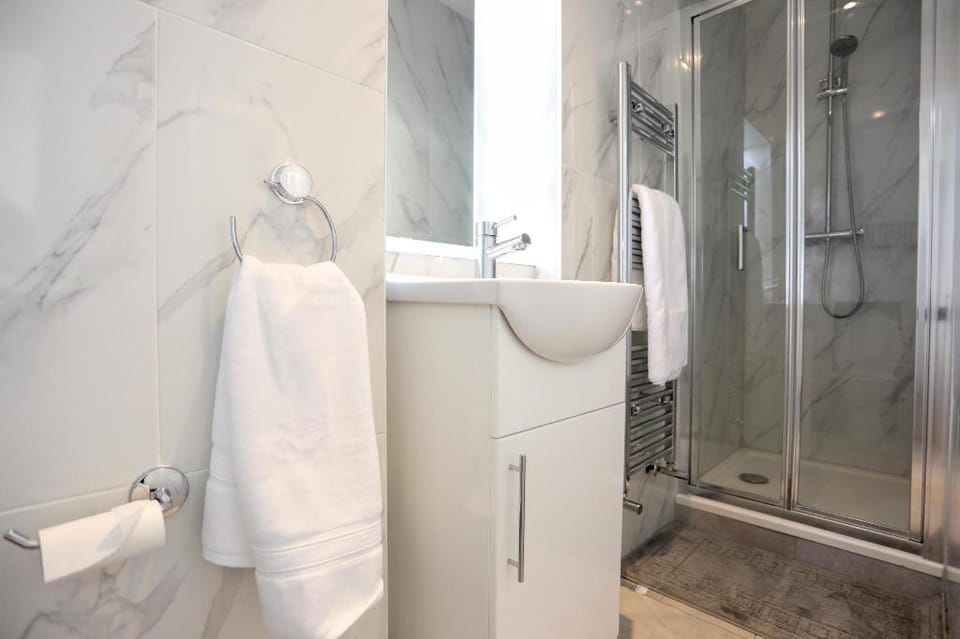 Classic 3Bed/2Bath House w/Garden Free WiFi / Parking Vacation rental in Uxbridge