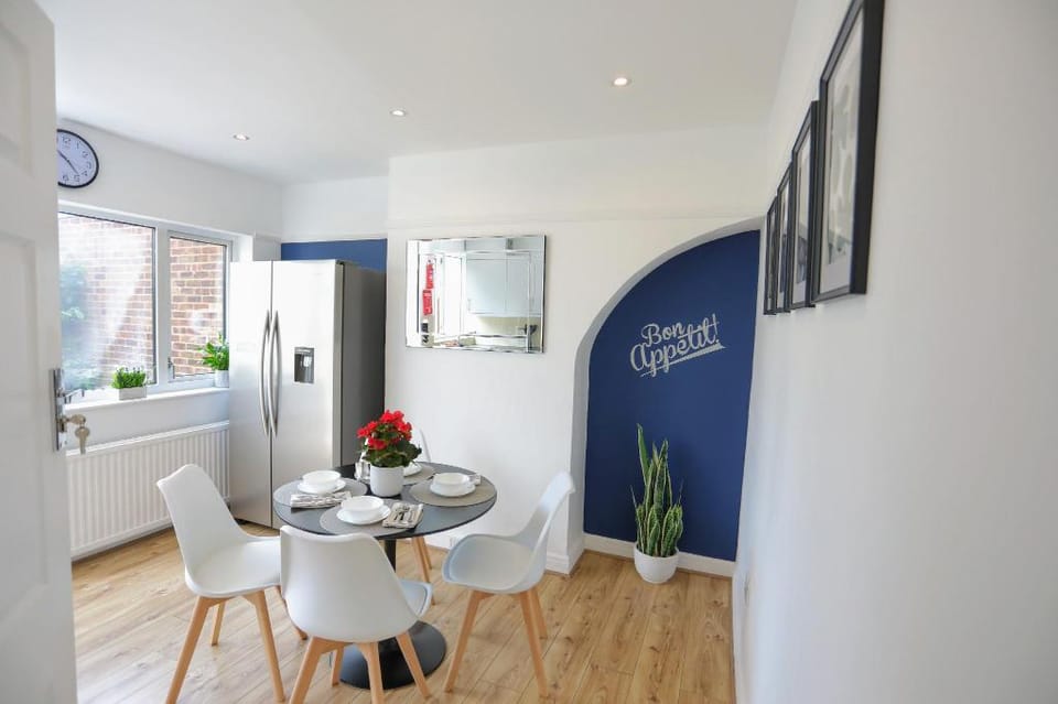 Classic 3Bed/2Bath House w/Garden Free WiFi / Parking Vacation rental in Uxbridge